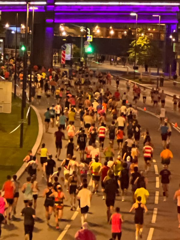 Evening marathon winds through illuminated central Moscow streets
