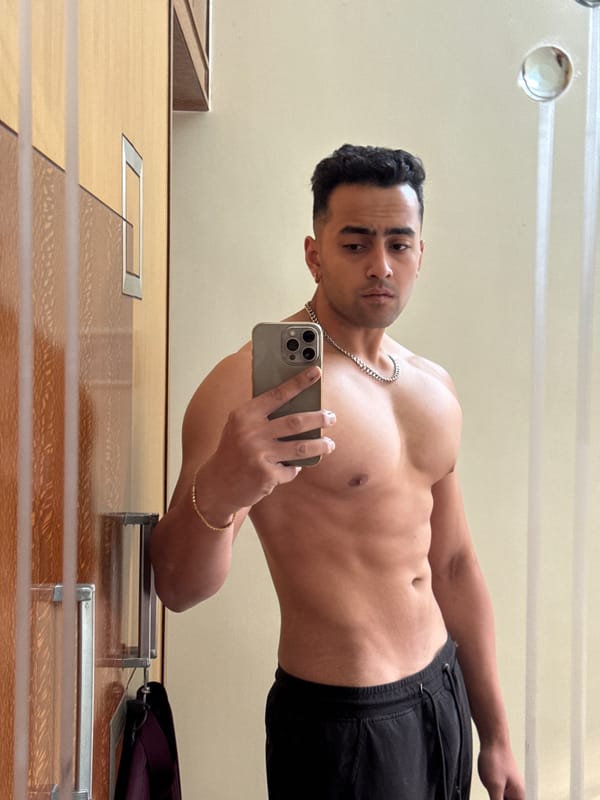 Man Takes Extended Mirror Selfie Session in Kolkata