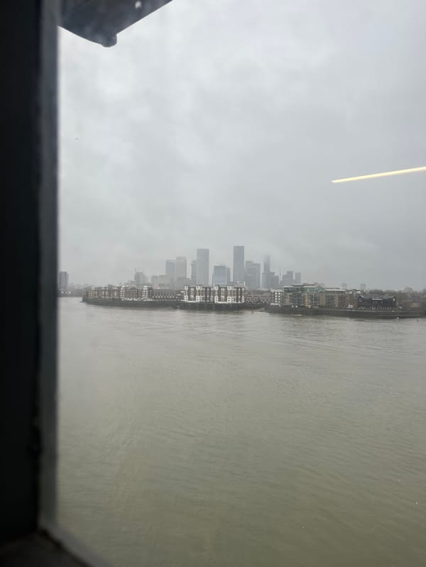 London witness captures Thames panorama, luxury SUV scenes