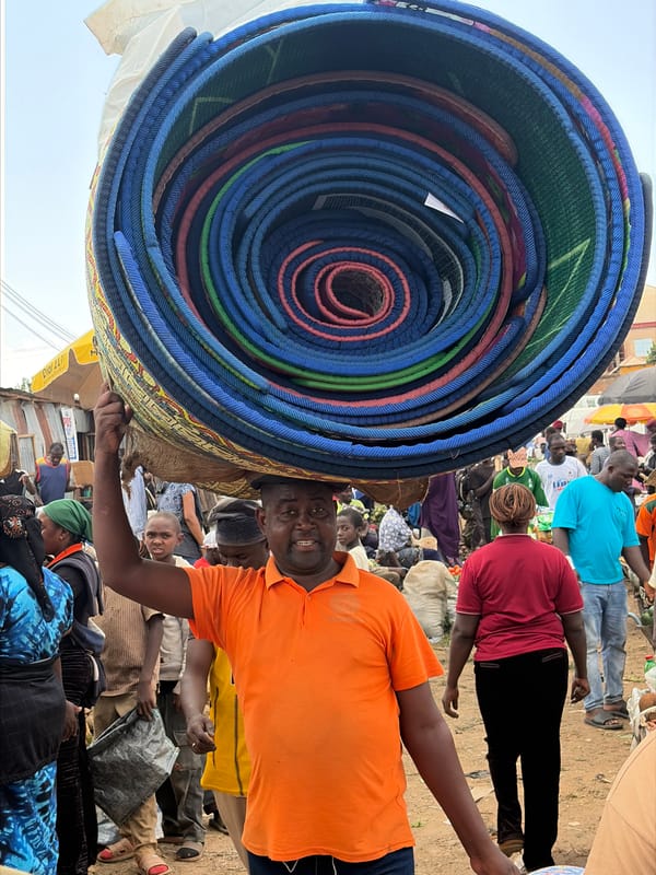 Gura Top market in full swing, goods and people in motion