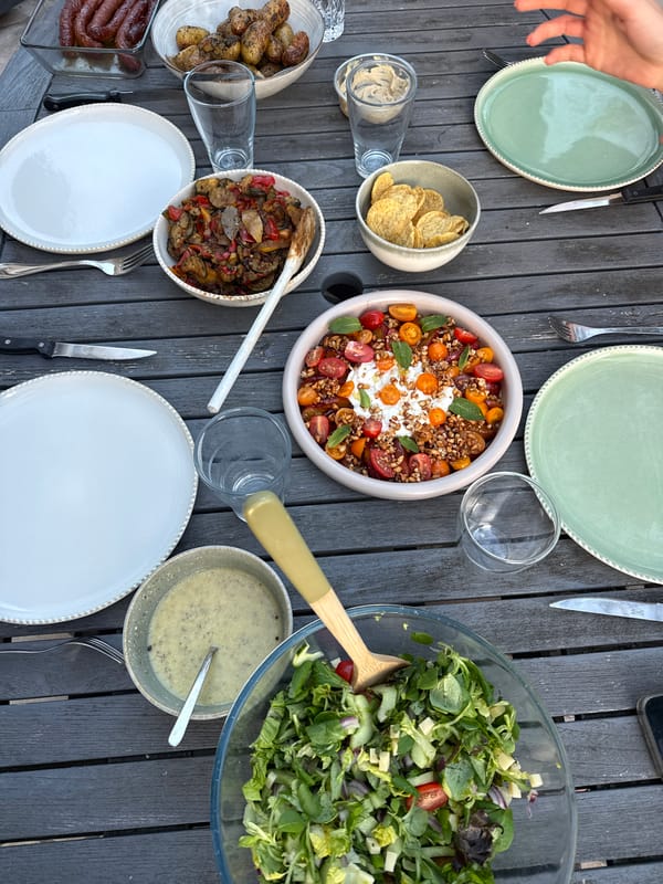 Backyard meal and pool time in Rueil-Malmaison