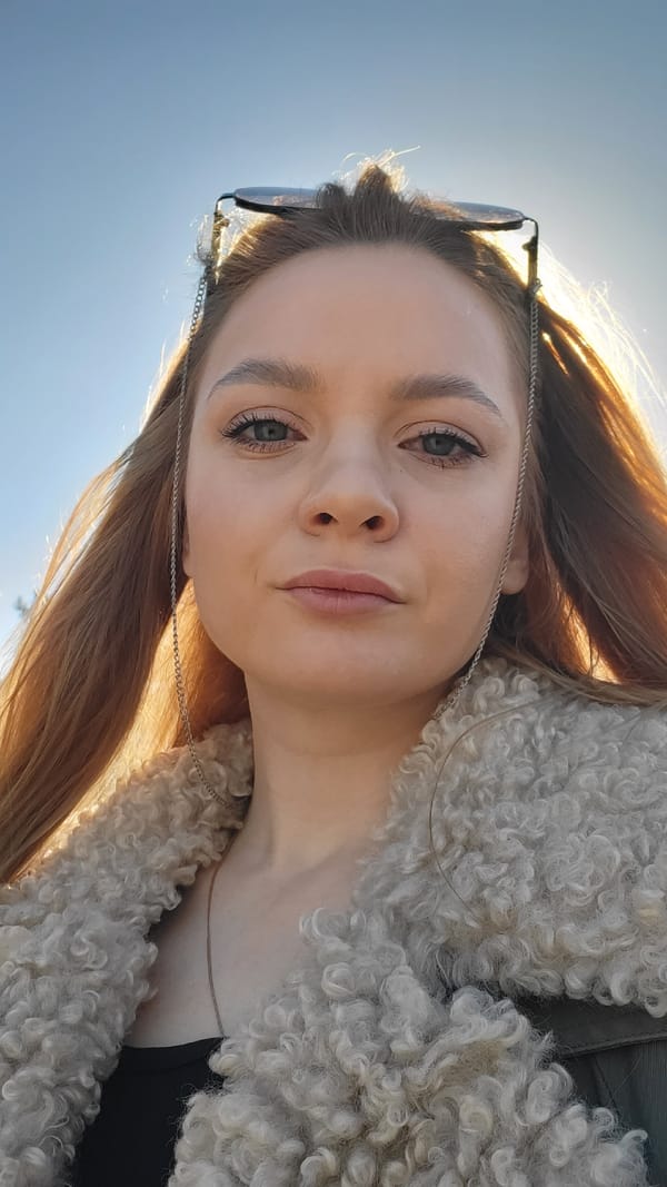 Woman documents leisurely breakfast outing in Chaikovsky, Russia