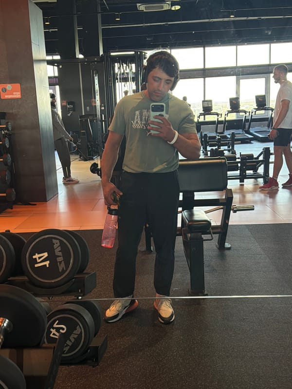 Man takes mirror selfie at Krasnoyarsk fitness center