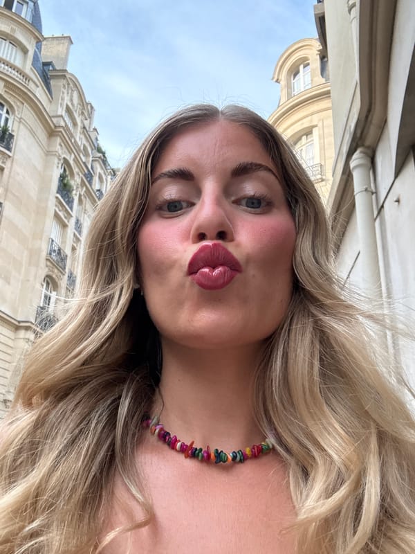 Selfie session and nail art detail shots on a Paris street