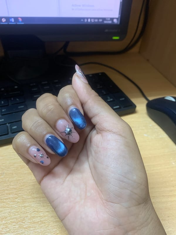 Computer user with manicured nails documented at Guayaquil workstation