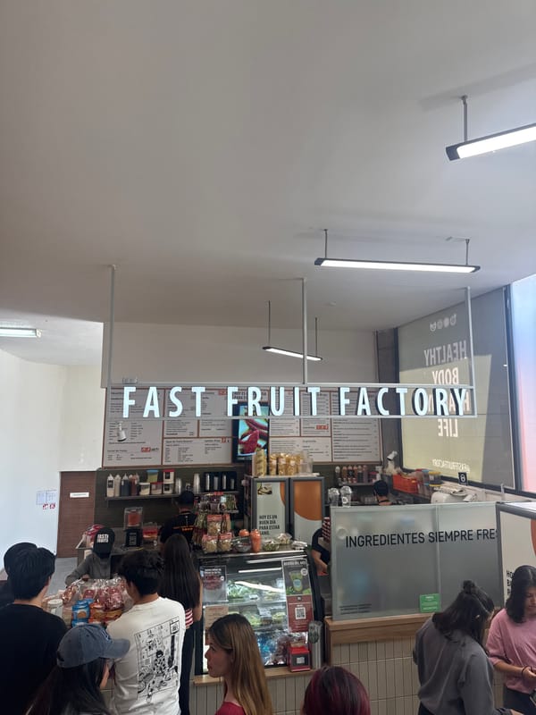 Busy evening at Fast Fruit Factory in San Andrés Cholula