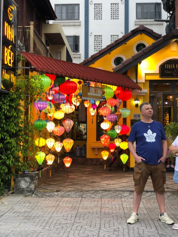 Street-level snapshots of Đà Nẵng storefronts and city sidewalks