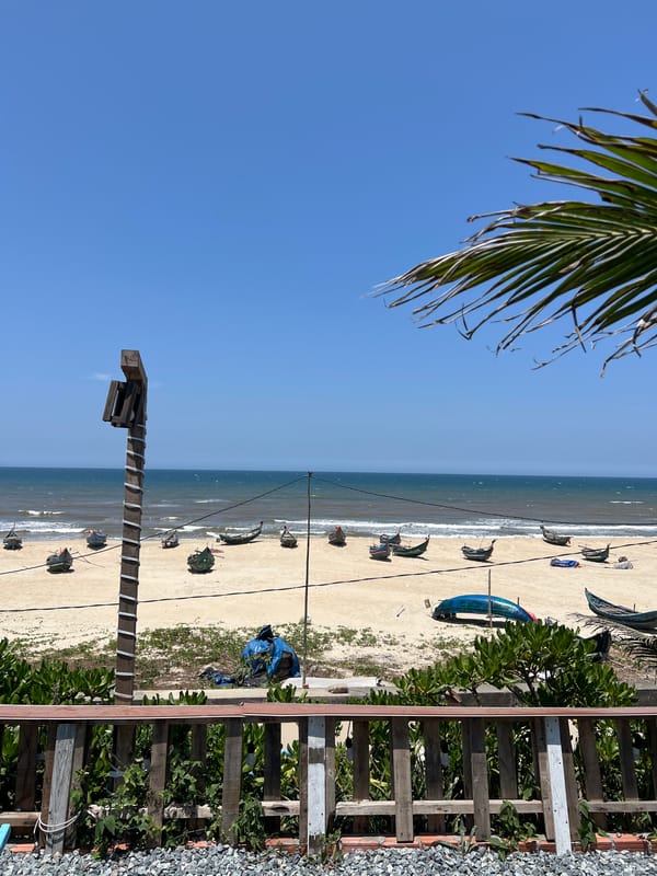 Morning scenes captured along Đà Nẵng beachfront tourism area