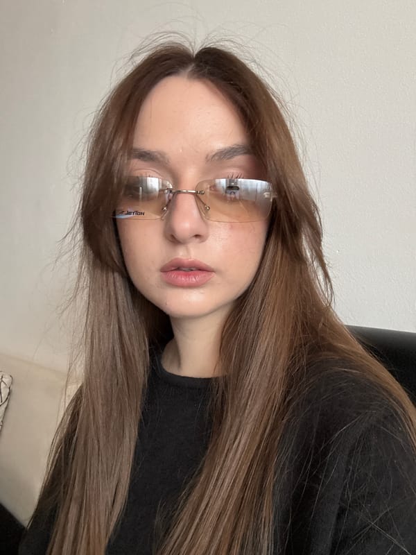 Young woman photographed multiple times in Kragujevac morning session