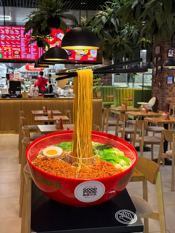 Giant fake ramen display spotted at Moscow restaurant