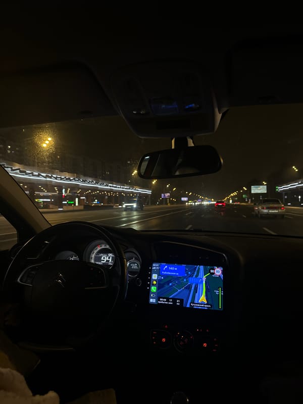 Driver travels 94 km/h through Moscow streets at night
