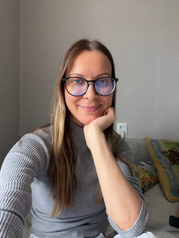 Relaxed close-up selfie in Izhevsk, grey sweater and glasses