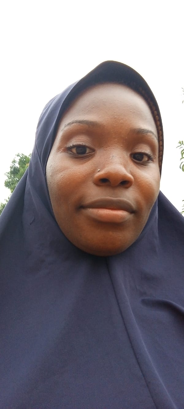 Woman in navy hijab spotted in Keffi, Nigeria