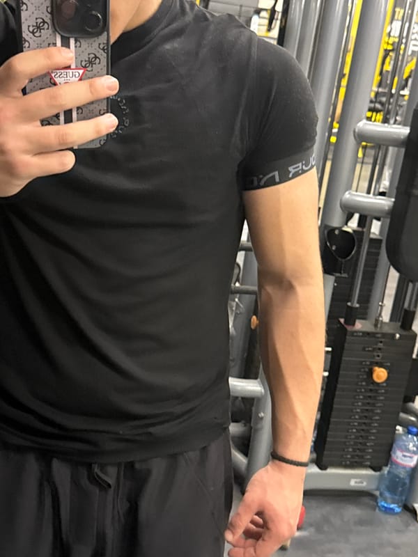 Man takes gym selfie while flexing in Sofia
