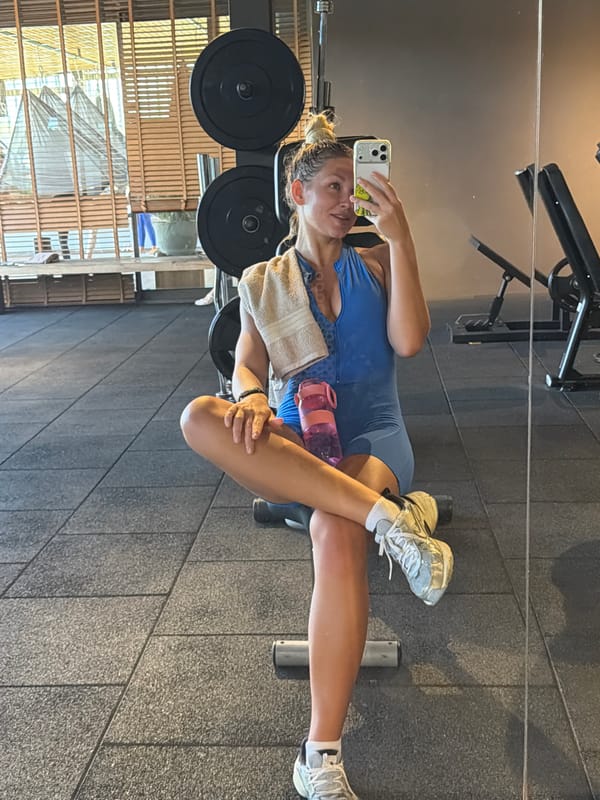 Woman takes gym selfie during workout in Alanya