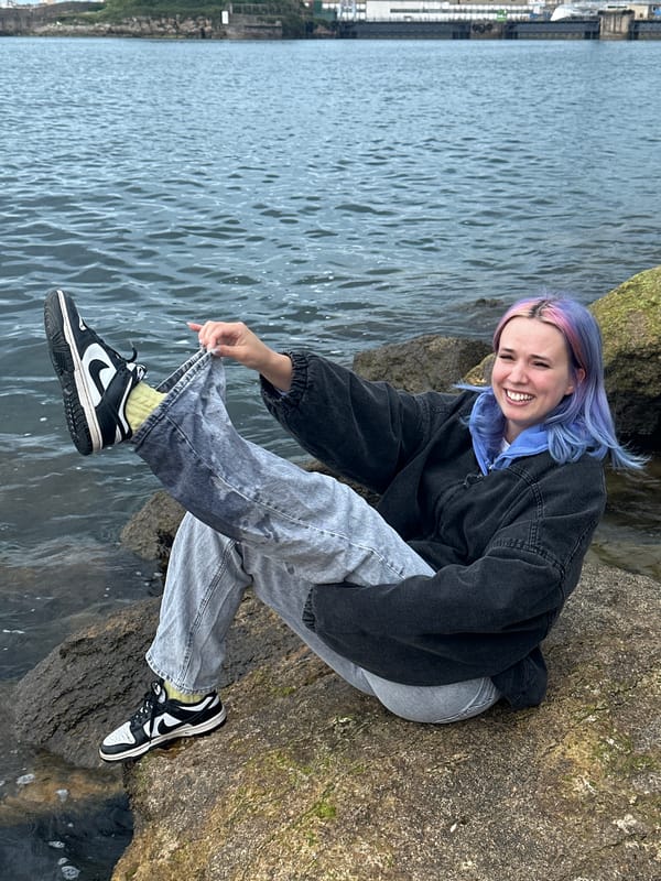 Woman with colorful hair spotted at Gijón waterfront