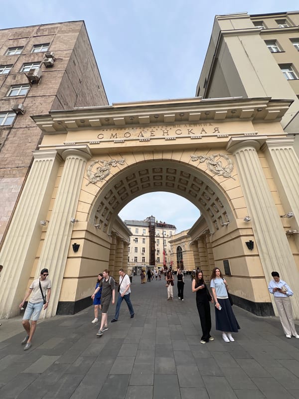 Moscow street life captured: artists, vendors, landmarks documented