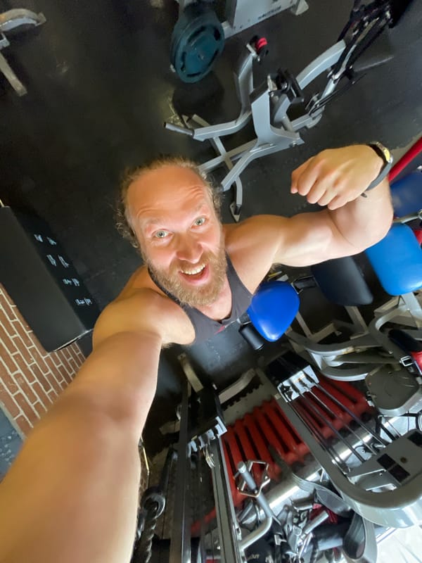 Gym selfies at a Saint Petersburg weightlifting spot