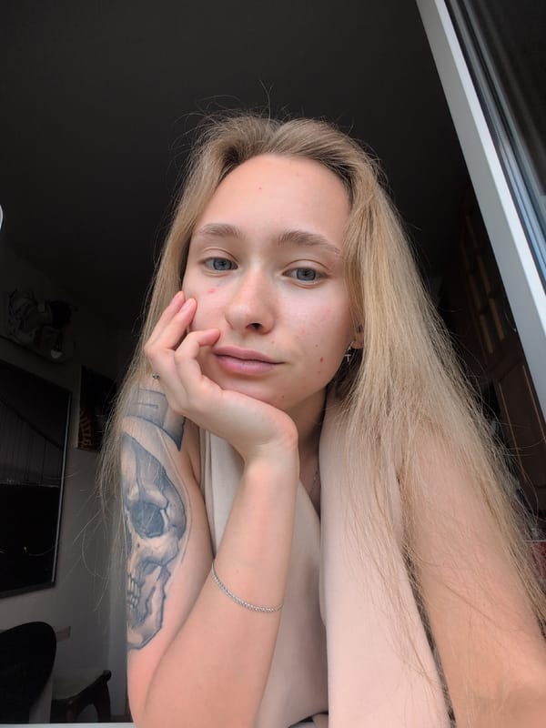 Afternoon at home in Veliky Novgorod: cats, plants, and gaming