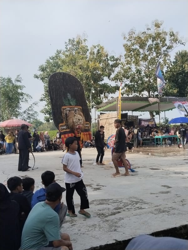 Traditional Barongan mask performance draws crowds in Mojodoyong park
