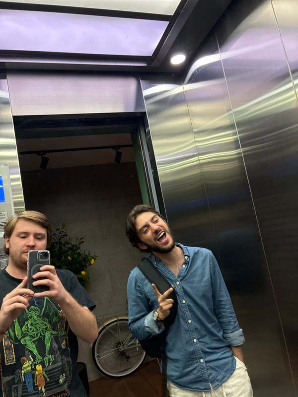 Late-night gaming session at a Huixquilucan apartment
