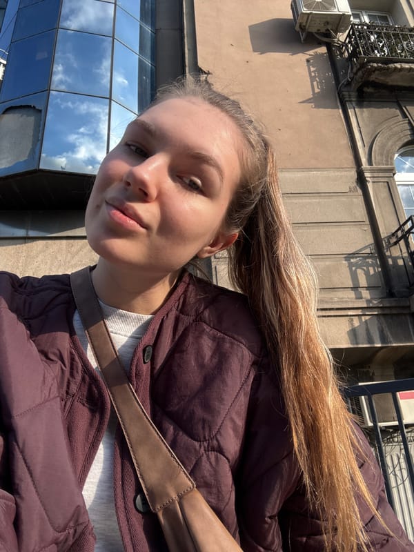 Spring blooms and urban details documented in Belgrade walkabout