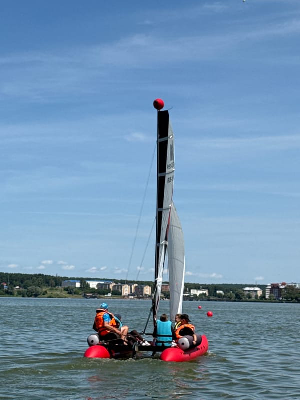 Sailboats and paddleboards out on a Votkinsk lake