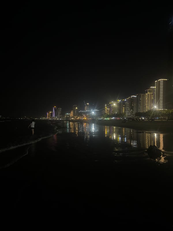 Evening leisure scenes captured along Đà Nẵng waterfront