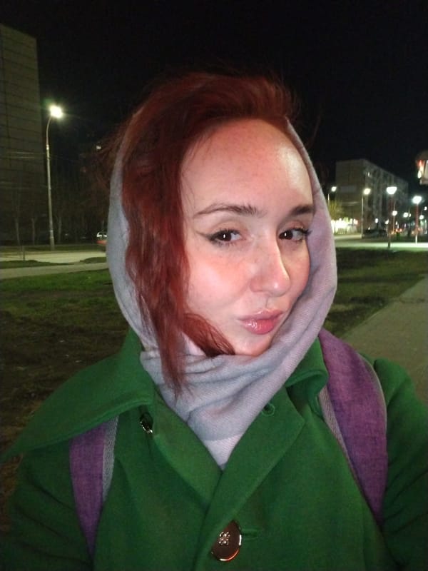 Woman in green coat spotted on Izhevsk street