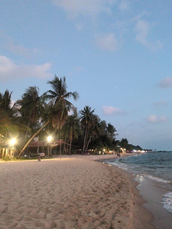 Witness captures day-to-night beach scenes across Phú Quốc resorts