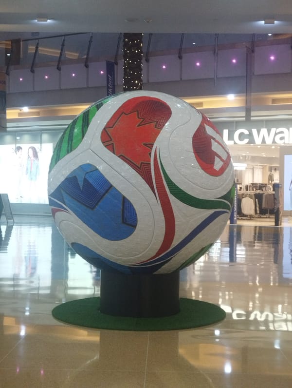 Late-night documentation of Toys'R'Us store in Venezuelan shopping mall