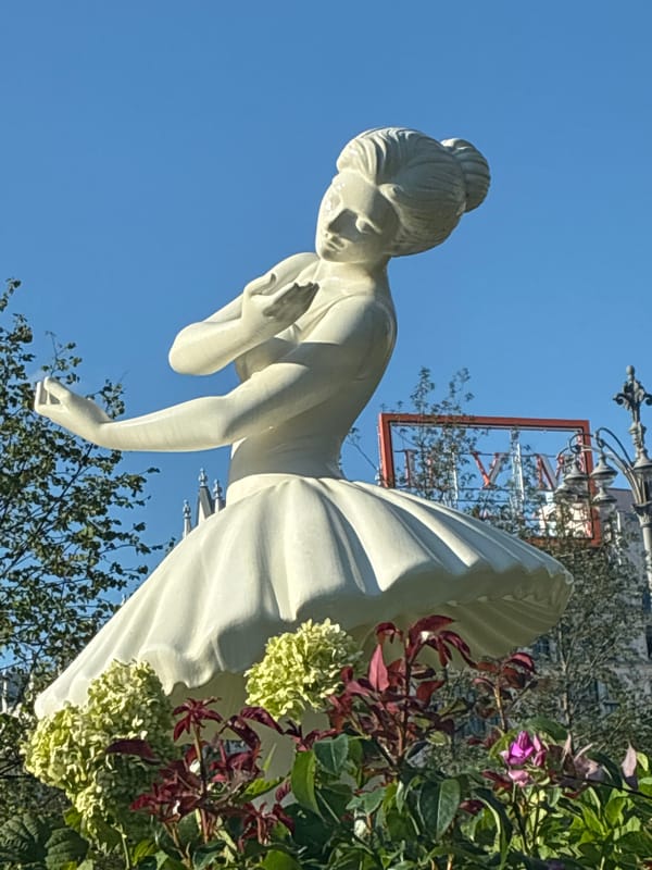 Live music and public art around a Moscow plaza