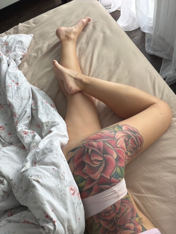 Morning bedroom scenes and mirror selfies in Sukhodol