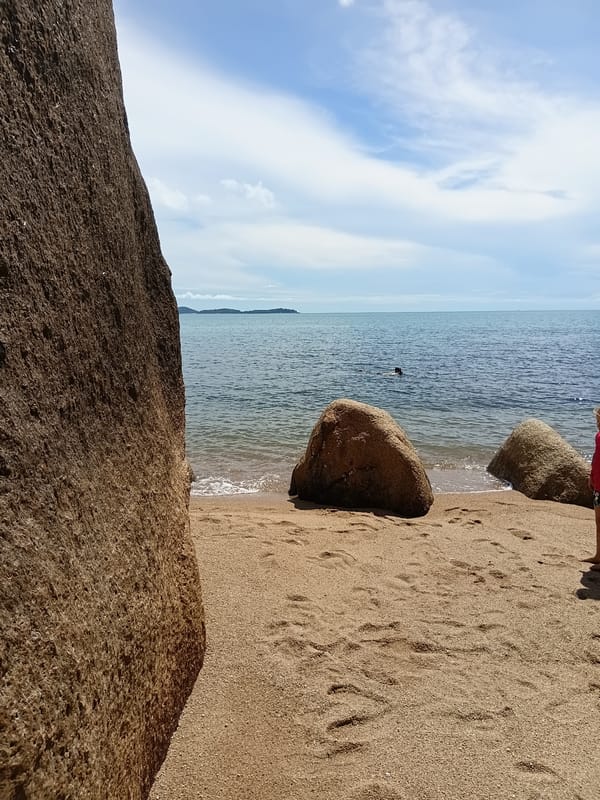 Exploring Baan Chaweng Noi beach: rocks, sea life, and shoreline details