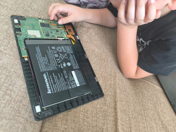 Lenovo tablet disassembly, internal components up close, Chișinău