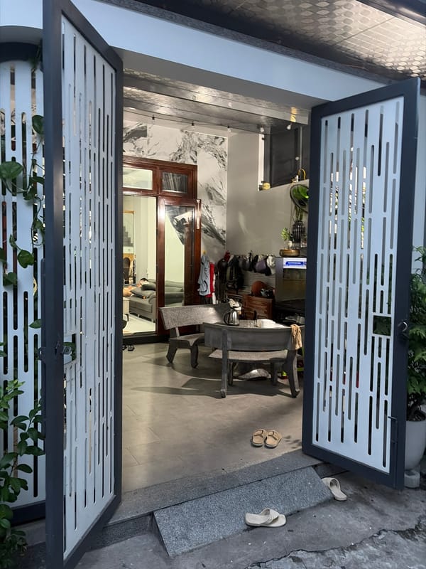 Evening street life and home fronts in a Đà Nẵng residential neighborhood