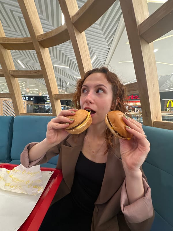Woman dines, takes selfies at Novi Sad fast-food restaurant
