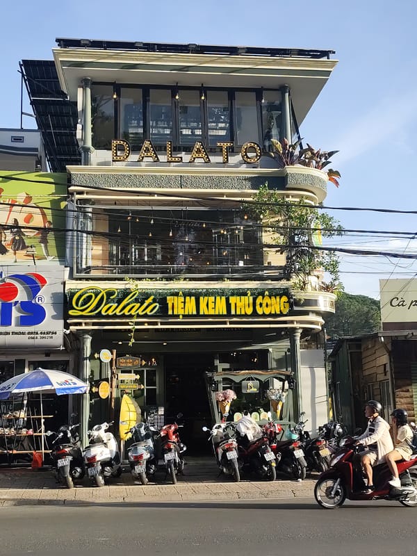 Tourist activities documented across Da Lat attractions during morning hours