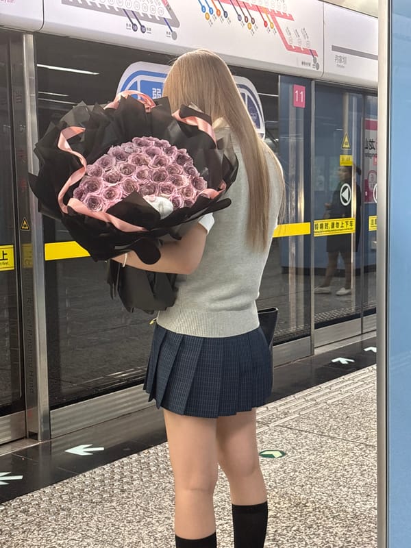 Blonde-haired commuter spotted at Liangjiang subway station
