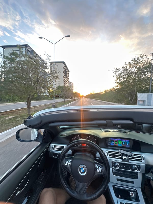 Man drives BMW convertible through Mérida streets late night