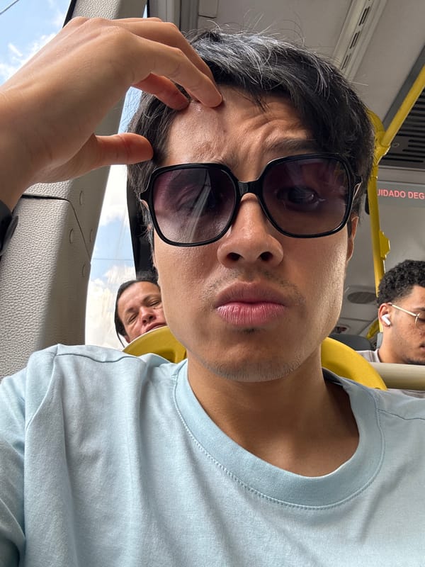 Passenger in sunglasses spotted on São Paulo public transit