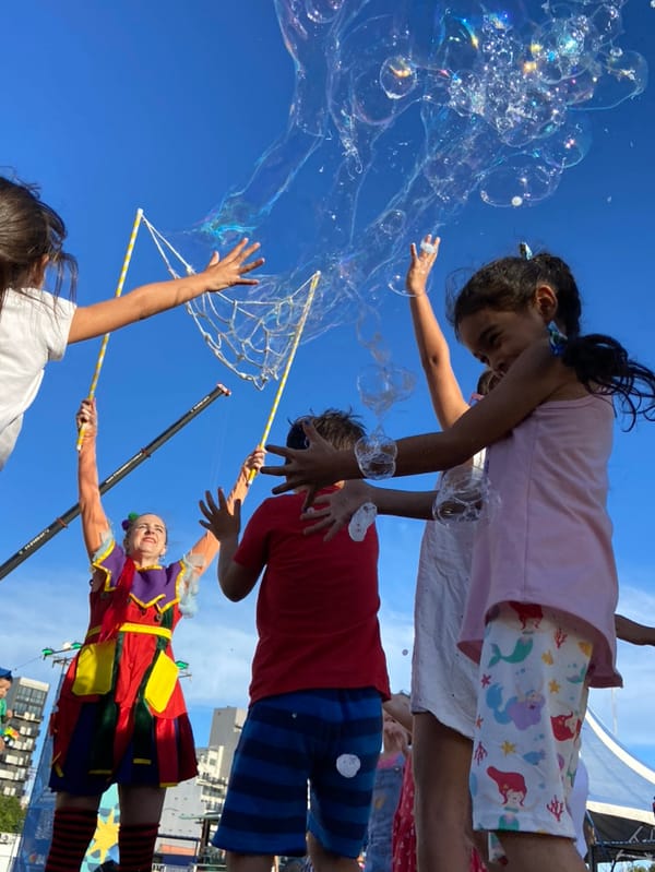 Buenos Aires Summer Culture Festival Features Street Performers, Acrobats