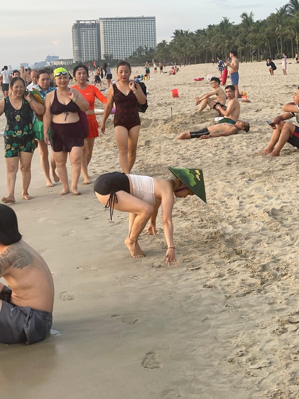 Crowded Đà Nẵng beach on a summer evening