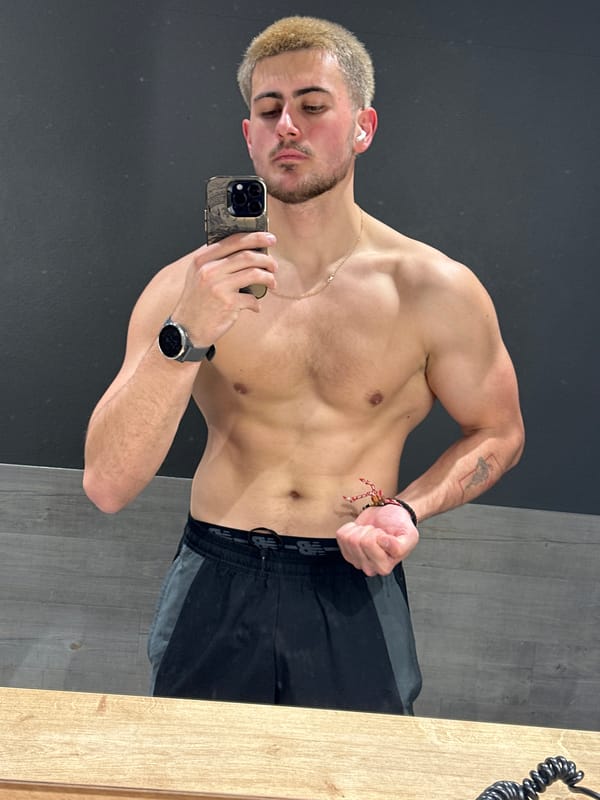Man takes multiple shirtless selfies indoors in Essen