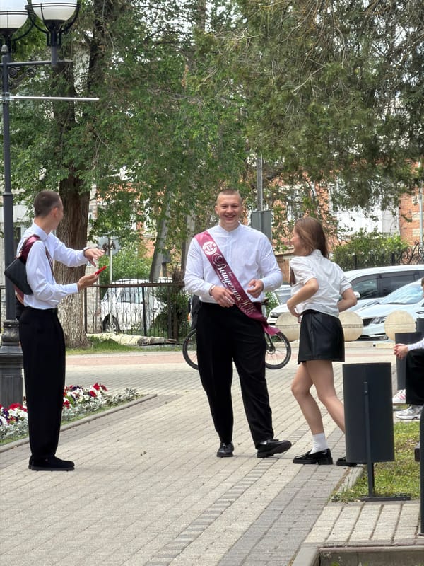 Graduation celebration observed in Leningradskaya park walkways
