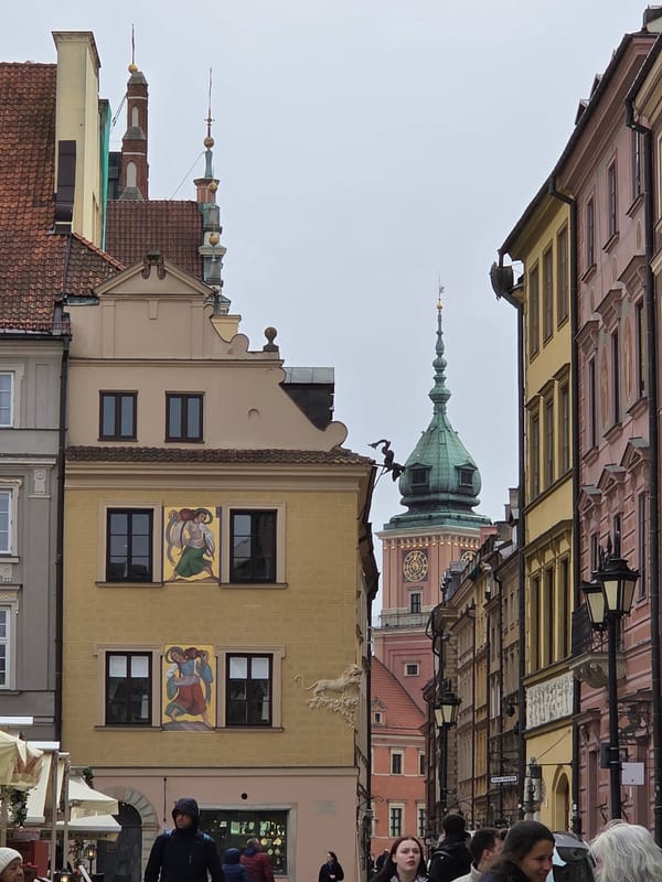 Morning tourist activity documented across Warsaw's historic Old Town district