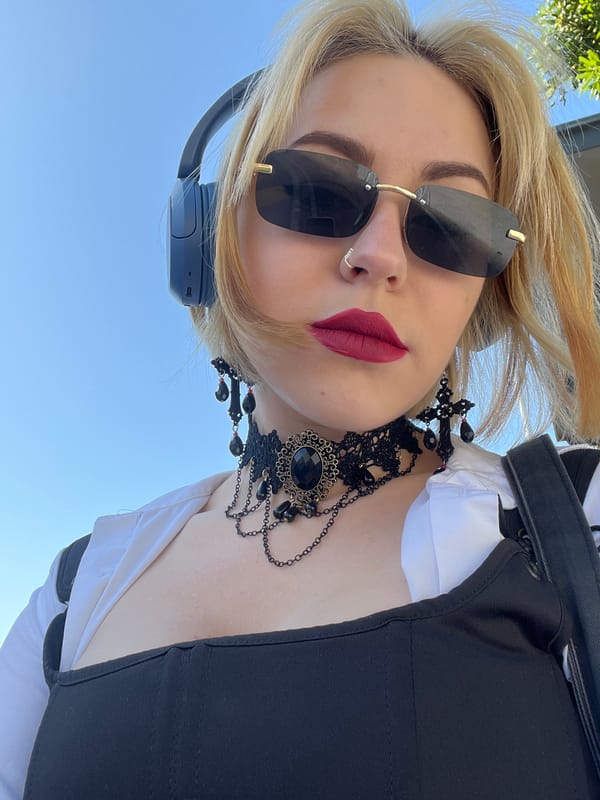 Woman with distinctive accessories observed in Bečići, Montenegro