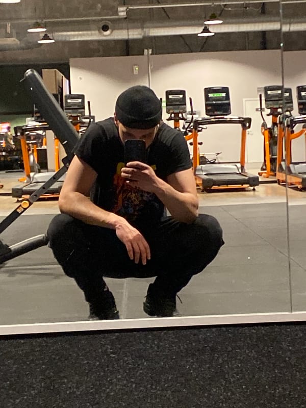 Late-night gym session captured in Hœnheim selfies
