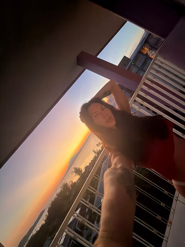 Woman captures sunset selfies from ocean balcony in Vietnam