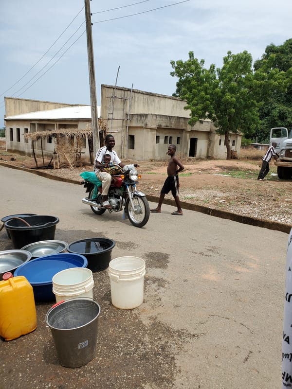 Daily life documented on Mararaba streets during afternoon hours